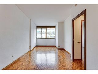 Etagenwohnung  Calle marina. Piso alto con luz natural en sagrada familia  calle marina con i