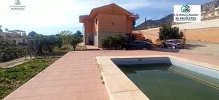 Xalet a Polop. Chalet independiente con parcela urbana. ideal inversores.