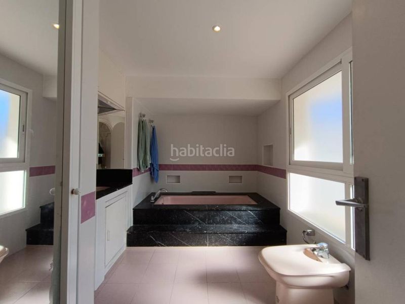 Foto b2b266a8-d9b8-4f37-b645-1a24767c8164. Apartament amb aparcament piscina a Playa Levante Benidorm