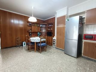 Etagenwohnung in Plaza Castelar - Mercado Central. Venta de piso amplio en el centro de elda