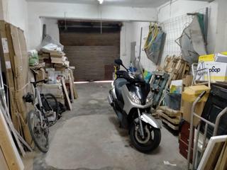 Locale commerciale in Barrio Benicalap. Local en venta de 122 metros, zona avenida doctor peset aleixand