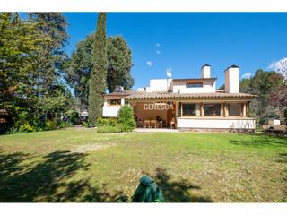 Casa  Rossinyols. Casa con excelente distribución, piscina y terreno llano en vent