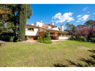 Casa  Calle rossinyols. Casa con excelente distribucin, piscina y terreno llano en vent