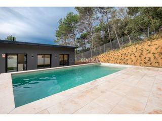 Casa a Xiprer 14. Casa a estrenar en venta en can solà del racó con piscina, garaj