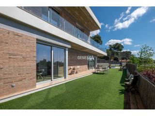 Chalet  Marc comerma. Hogar sostenible con vistas y piscina  arquitectura moderna y ef