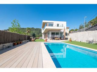 Casa  Marc comerma. Hogar sostenible con vistas y piscina  arquitectura moderna y ef