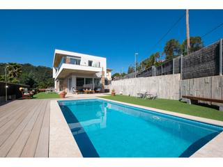 Casa  Marc comerma. Hogar sostenible con vistas y piscina  arquitectura moderna y ef