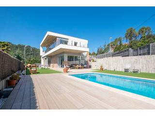 Casa  Marc comerma. Hogar sostenible con vistas y piscina  arquitectura moderna y ef