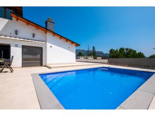 Casa  Catalunya. Casa unifamiliar en venta con piscina y vistas al parque natural