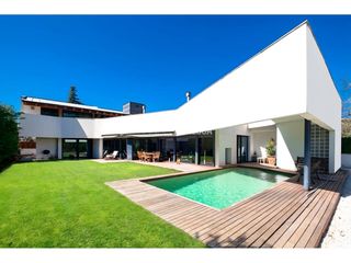 Casa  Calle ramon llull. Chalet de lujo en el centro de matadepera intimidad, confort y s