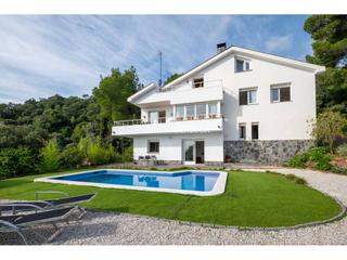 Casa  Raval de rocabruna. Casa impecable, cómoda y luminosa con piscina y vistas privilegi