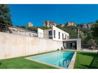 Casa  Calle vista alegre. Casa moderna en venta con vistas, piscina y gran jardín  cavall