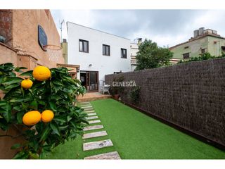 Casa  Calle sant isidre. Casa seminueva en venta en el centro del pueblo con patio, orien