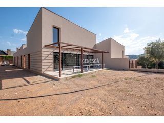 Casa en Avenida rocafort 41. Exclusiva casa de obra nueva en venta en matadepera con jardín p