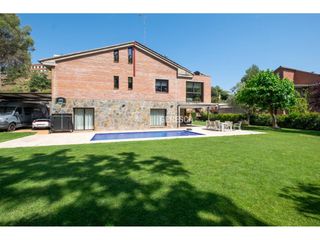 Chalet  Calle pollanc. Casa reformada íntegramente con domótica, placas solares y pisci