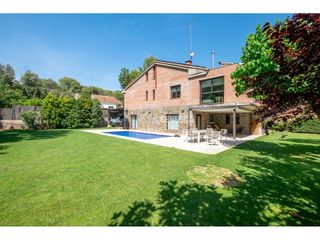 Xalet  Calle pollanc. Casa reformada �ntegramente con dom�tica, placas solares y pisci