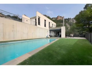 Casa  Calle vista alegre. Casa contemporánea con privacidad, vistas, bosque privado y orie