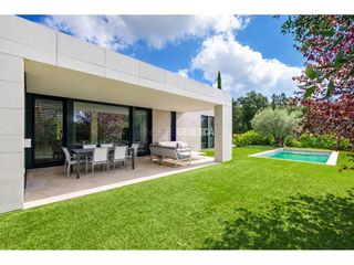 Casa  Calle pinetells. Casa de una sola planta, seminueva, con piscina y gran jardín