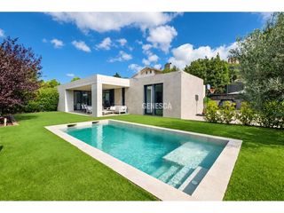 Haus  Calle pinetells. Casa de una sola planta, seminueva, con piscina y gran jardín