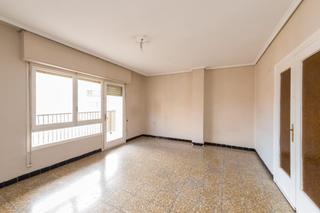 Etagenwohnung in Calle san roque 125. Amplio piso para reformar en castellón