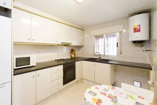 Casa a Calle del olmo 19. Se vende casa con muchas posibilidades de reforma