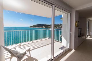 Apartment in Paseo marítimo de la concha 6. Dos apartamentos juntos en una sola planta totalmente reformados