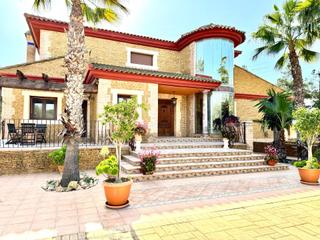 Chalet en Rojales. Finca de lujo de 500m2 de casa, box y reciento hipico, con nave