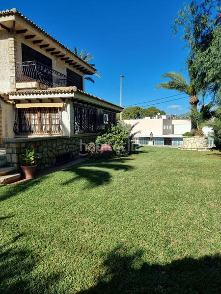 Foto c7eeb6d6-5003-4f59-8389-5fcbca660c70. Chalet con parcheggio piscina in Vistahermosa Alicante