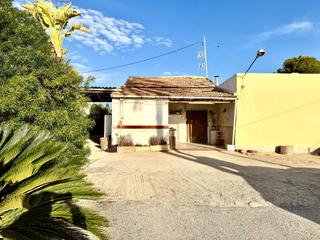 Xalet a Las Bayas. Terreno de 4500m2 con dos casas para reformar cada una con su es