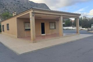Chalet à Hondón de las Nieves. Chalet en buen estado con piscina, rodeado de vecinos, lo vas a