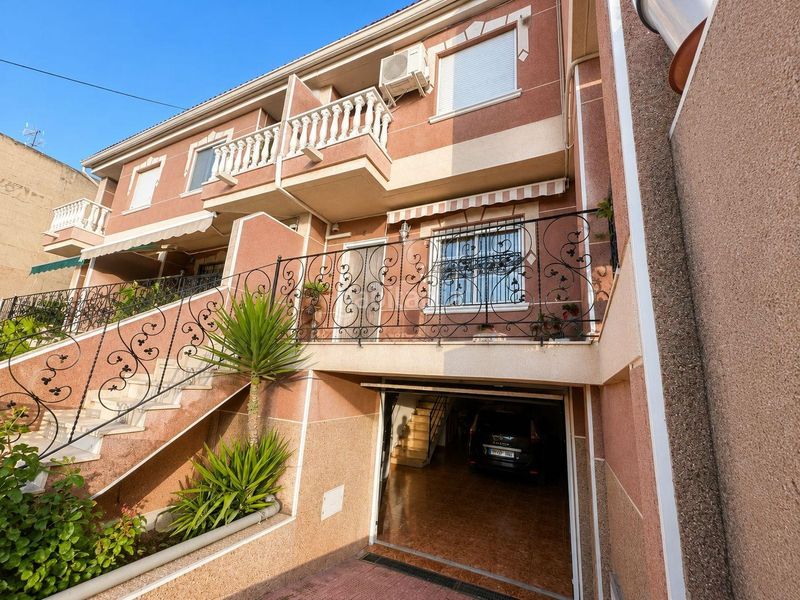 Foto a862fb8d-e66d-4a0b-9098-4fb7317337f6. Casa amb aparcament a Catral