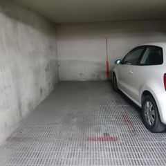 Aparcament cotxe a Reina Victoria - Miguel Hernández. Plaza de garaje entre reina victoria y poeta miguel hernandez 7,