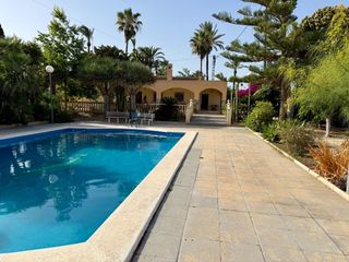 Rent Chalet in Alzabares. Se alquila chalet en elche zona de alzabares con piscina para la