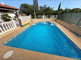 Casa en La Marina. Casa de ensueño en la marina con piscina y vistas impresionantes