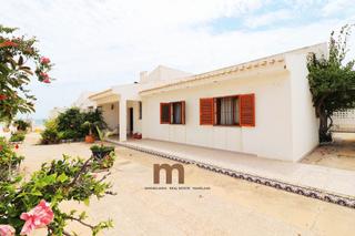 Xalet  Avenida de la libertad. Se vende chalet en primera línea de playa en guardamar del segur