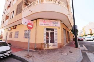 Location Local commercial à Plaza labradores 5. Se alquila local en guardamar del segura