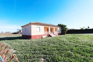 Xalet a La Marina. Se vende chalet de obra nueva en dolores