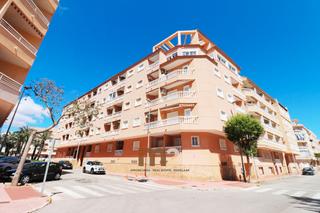 Apartamento  Carrer hermanos bazán. Se vende apartamento en guardamar del segura