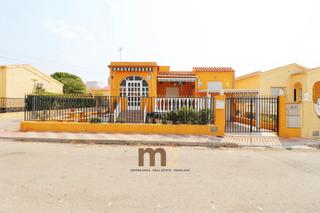 Xalet  Avenida juan carlos i. Se vende chalet en la urbanizacion la marina
