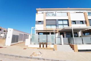 Casa adosada  Carrer carcaixent. Se vende chalet en guardamar del segura