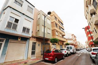 Apartament a Carrer larramendi 35. Se vende apartamento en guardamar del segura
