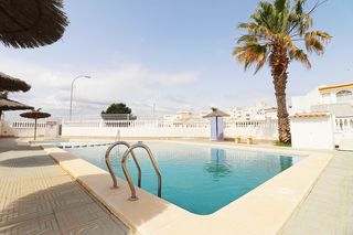 Casa bifamiliare in Calle berenguer de massanet 30. Se vende bungalow en primera planta en guardamar del segura