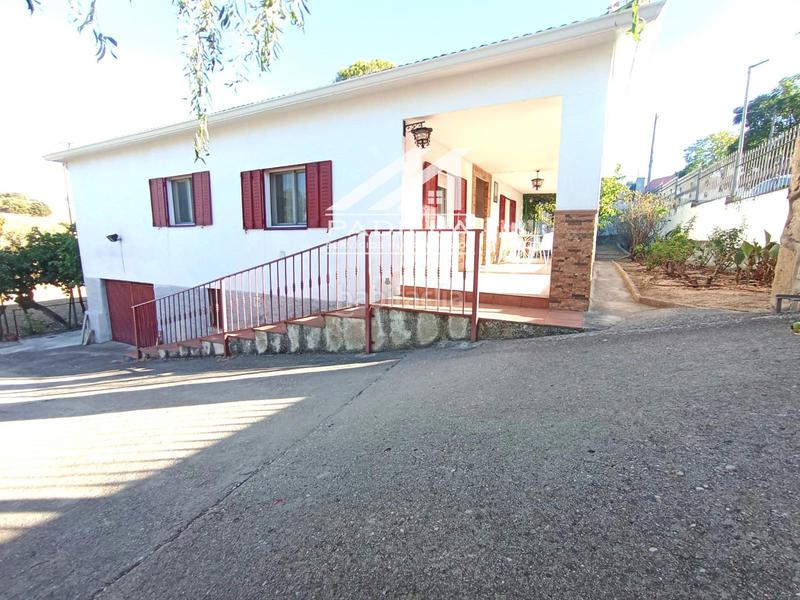 Foto 1677168d-49e3-4a2c-a2b4-c065c6abad9b. Chalet avec chauffage parking piscine dans Méntrida