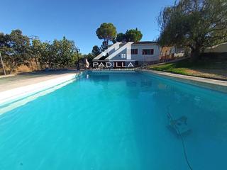 Chalet à Méntrida. Chalet independiente con piscina de obra