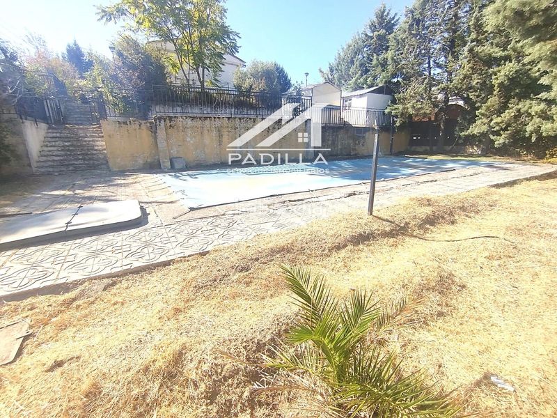 Foto 2f35f6a1-60be-4b1d-8e0d-0f706393dc28. Chalet  independiente con piscina de obra y doble parcela. en Méntrida