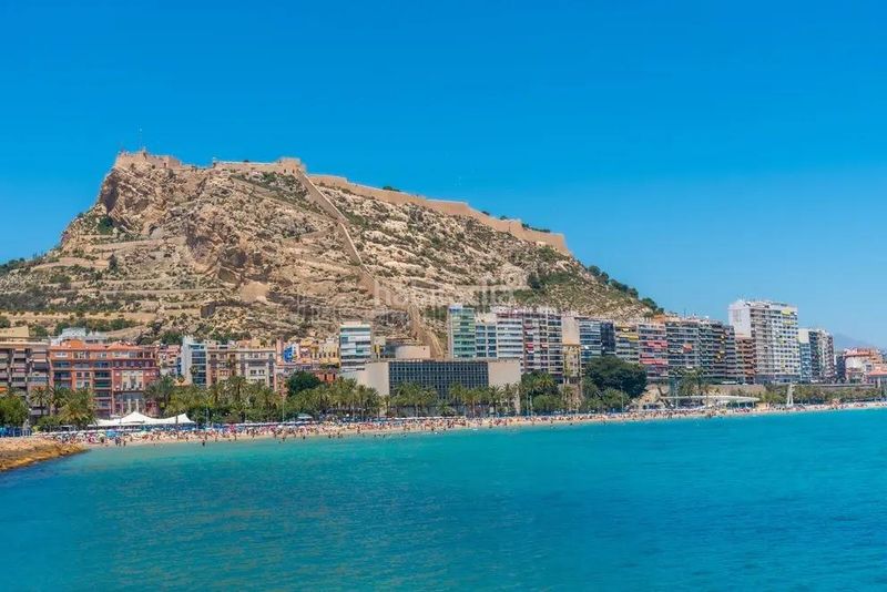 Foto ec084318-7616-4e1d-90b3-11cfe54d4e9d. Edifici a Carolinas Bajas Alicante