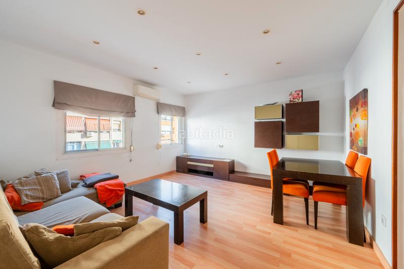 Foto 0d0162f1-31b2-4274-b347-255d5436454e. Piso  venta zona maragall en Guinardó Barcelona