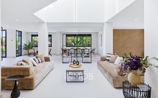 Chalet  Las lomas. Villa santa barbara  donde la luz transforma el espacio