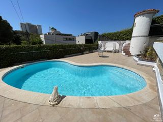 Chalet in Vallpineda-Santa Bàrbara. Chalet independiente con piscina privada en la urbanització vall