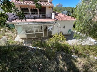 Chalet in Vallpineda-Santa Bàrbara. Chalet independiente con piscina privada en la urbanització vall